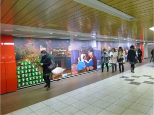 ぬいぐるみがポスターに貼られた様子（メトロ新宿駅）。