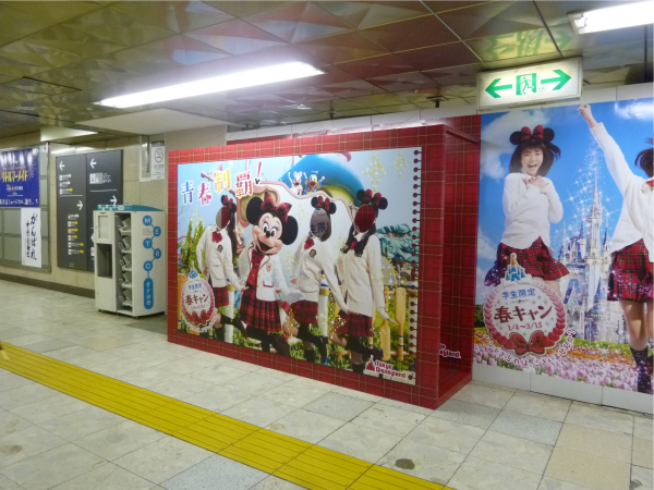 ポスター板の前のスペースに設置された顔だしパネル（東急田園都市線渋谷駅）。