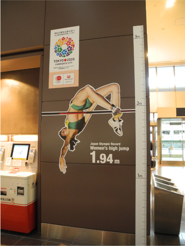 空港の至る所に実物大で描かれた各競技の「オリンピックレコード」が散りばめられている。