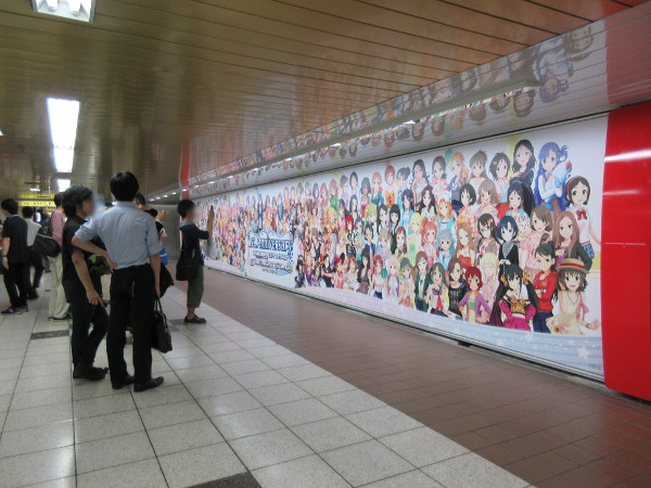 １．ゲームのアイドルキャラクターが集合した巨大ポスター（壁面左側から1番目エリア）